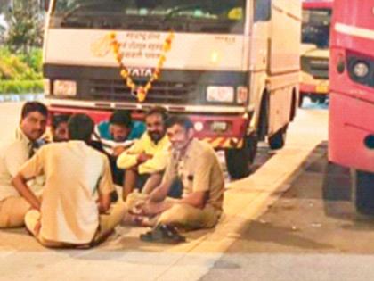 ST employees are in the wind in the Transport Minister's constituency itself. | परिवहन मंत्र्यांच्या मतदारसंघातच एसटी कर्मचारी वाऱ्यावर ST employees are in the wind in the Transport Minister's constituency itself. | परिवहन मंत्र्यांच्या मतदारसंघातच एसटी कर्मचारी वाऱ्यावर