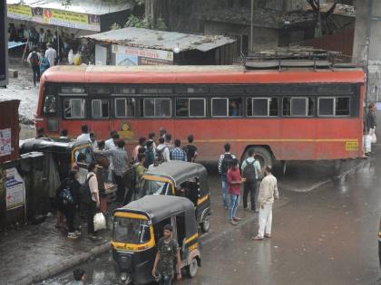 Kalyan: Rickshaw drivers protest against closing the in and out gate of Kalyan Bus Depot | Kalyan: कल्याण बस डेपोचे इन आऊट गेट बंद करण्यास रिक्षा चालकांचा विरोध