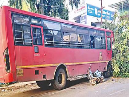 One killed in collision between ST bus and two wheeler on Civil Chowk to Bus Stand road in Sangli | सांगलीत एसटी बसची मोपेडला धडक, एक ठार; वाचविण्याच्या प्रयत्नात बस झाडावर आदळली One killed in collision between ST bus and two wheeler on Civil Chowk to Bus Stand road in Sangli | सांगलीत एसटी बसची मोपेडला धडक, एक ठार; वाचविण्याच्या प्रयत्नात बस झाडावर आदळली