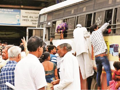 Rushing home for Diwali, buses, trains houseful; Passengers jostle for space | दिवाळीनिमित्त घरी जाण्याची लगबग; बसेस, रेल्वे हाऊसफुल, जागेसाठी प्रवाशांची कसरत