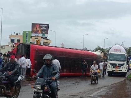 ST bus overturned near Umbraj; 20 passengers injured | सातारा : उंब्रज जवळ एसटी बस उलटली; २५ प्रवासी जखमी