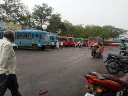 ST employees' strike; Passengers stranded at Washim, Mangarlapir | एसटी कर्मचाऱ्यांचा संप ; वाशिम, मंगरुळपीर येथे प्रवासी त्रस्त