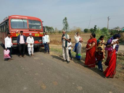 Washim: Bus punctures, one-and-a-half hour passenger injured | वाशिम : बस पंक्चर, दीड तास खोळंब्याचा प्रवाशांना फटका 