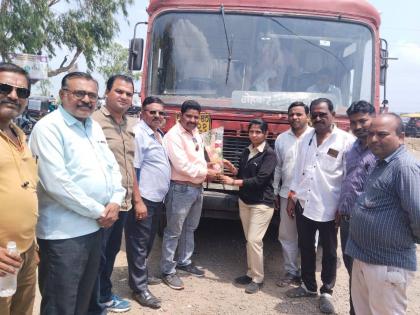 steering of the ST bus is now in her hands Buldhana became the first female driver | एस.टी.बसचं स्टेअरिंग आता 'तिच्या' हाती; बुलढाण्यातील ठरली पहिली महिला चालक 