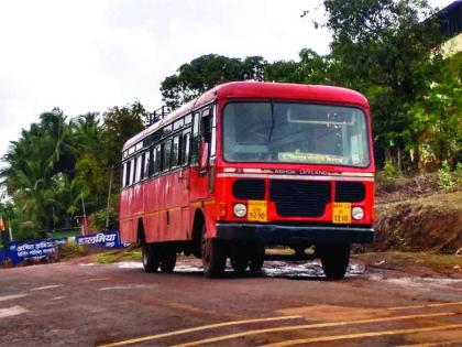 Coronavirus: Performs duties by piping 21 km; ST bus driver appreciated everywhere | Coronavirus: २१ किमीची पायपीट करून बजावतात कर्तव्य; एसटी बसच्या चालकाचं सर्वत्र कौतुक