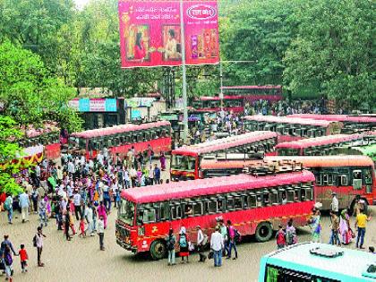  Houseful of 'ST', run to the village of Chakrarmani: Extra trains are filled | ‘एसटी’ झाल्या हाऊसफुल, चाकरमान्यांची गावाकडे धाव : जादा गाड्याही भरल्या