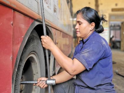 Kalpana, the mechanic of ST, leaving aside the attire of the newly married | नव्या नवरीचा साज बाजूला ठेवत एसटीचा पाना हाती घेणारी पहिली ‘कल्पना’