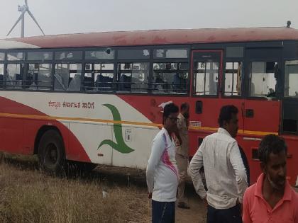 Maratha protesters broke the ST of Karnataka At Muchandi in Sangli | सांगलीतील मुचंडी येथे मराठा आंदोलकांनी कर्नाटकची एसटी फोडली