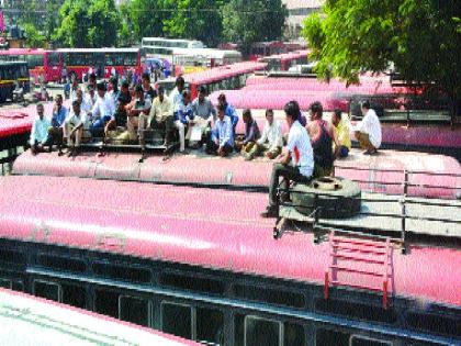  Mundane to protest against Kalyan ST employees | कल्याण एसटी कर्मचा-यांचे सरकारच्या निषेधार्थ मुंडन