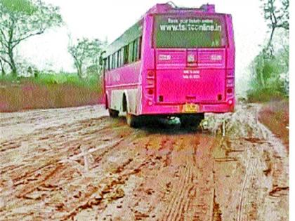 The Vita-Khanapur highway is not progressing without the collapse of the vehicle ... | वाहन घसरल्याशिवाय विटा-खानापूर महामार्गावर पुढे जातच नाही...