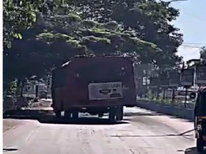 The video of the bus went viral ST in Ratnagiri | इधर चली, मैं उधर चली..., रत्नागिरीतील एस.टी. बसचा व्हिडिओ व्हायरल