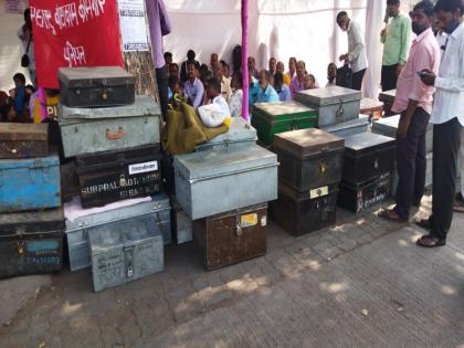 Rest room at ST bus stand in Pune closed Out of the staff's luggage | Video: पुण्यात एसटी बस स्थानकातील विश्रांती कक्ष बंद; कर्मचाऱ्यांचे सामान काढले बाहेर