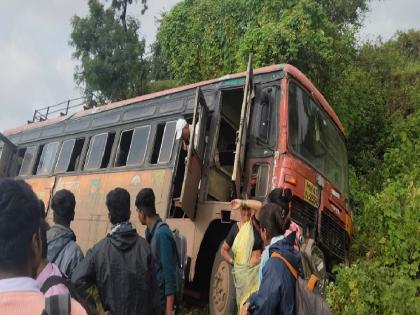 ST accident at Sajjangad Ghat in Satara Disaster averted due to driver's caution | Satara: सज्जनगड घाटात एसटीचा अपघात; चालकाच्या प्रसंगावधानामुळे अनर्थ टळला ST accident at Sajjangad Ghat in Satara Disaster averted due to driver's caution | Satara: सज्जनगड घाटात एसटीचा अपघात; चालकाच्या प्रसंगावधानामुळे अनर्थ टळला