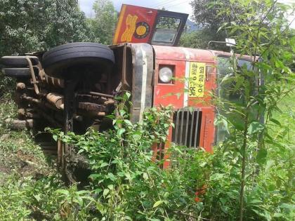 ST bus overturned near Kalambist, fortunately no casualties | कलंबिस्तजवळ एसटी बस उलटली, सुदैवाने जीवितहानी नाही