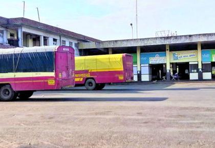 Due to increase in lockdown, the number of passengers decreased at the bus stand | लॉकडाऊन वाढल्यामुळे बसस्थानकावर शुकशुकाट : प्रवासी घटले