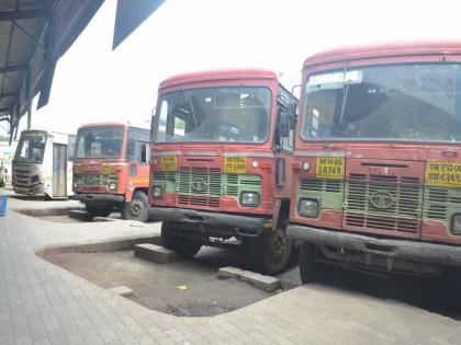 Came to buy ganpati Bappa decoration material and got stuck here Commuters hit by ST strike | बाप्पांच्या डेकोरेशनचे साहित्य खरेदी करायला आलो अन् इथंच अडकलो; एसटी संपाचा प्रवाशांना फटका