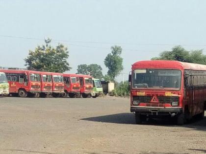 Bus traffic jam due to ST collisions | तेल्हारा : एसटीच्या संपामुळे बस वाहतूक ठप्प