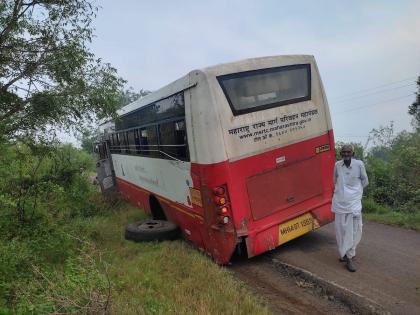 Shocking Two wheels of the running ST bus came off travellers are safe | परभणी : धक्कादायक! धावत्या एसटी बसची दोन चाकं निखळली