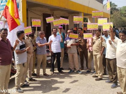 ST workers protest at Kankavli bus stand Draw attention to pending demands | कणकवली बसस्थानकात एसटी कामगारांची निदर्शने; प्रलंबित मागण्यांकडे वेधले लक्ष ST workers protest at Kankavli bus stand Draw attention to pending demands | कणकवली बसस्थानकात एसटी कामगारांची निदर्शने; प्रलंबित मागण्यांकडे वेधले लक्ष