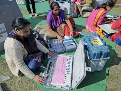 lok sabha election 2024 150 applications a day the election staff tired of are while accepting the application form and answering the questions of the applicant | इलेक्शन ड्युटी नको मला... दिवसाला १५० अर्ज; विनंती अर्जांमुळे निवडणूक कर्मचारी हैराण