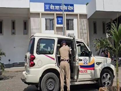 What kind of policing is this? pressure on the victims, not accused who harassed them | ही कसली पोलिसींग? छेड काढणारे आरोपी सोडून पीडितांवरच 'रूबाब', बीडमधील घटना
