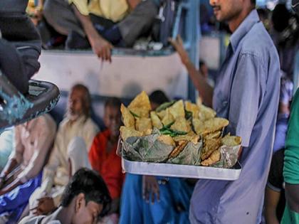 fraud of passengers by railway stall holders indian railway pune | रेल्वे स्टॉलधारकाकडून प्रवाशांची फसवणूक; तिकीटात जेवण असल्याचे सांगून प्रवाशांना जबरदस्तीने दिले जाते जेवण