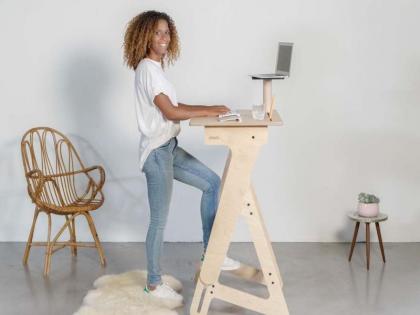 health benifits of standing desk work | स्वतःच्या पायावर 'उभं' राहून काम करायला शिका