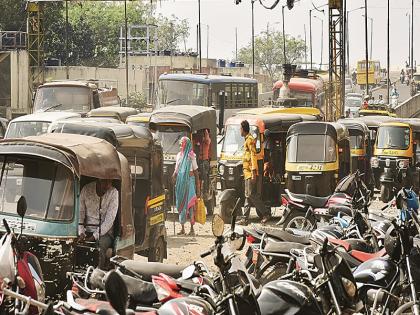 'Waiting for the rickshaw ...'; Stop singing in the rickshaw, if not ... action against unruly drivers | 'वाट बघतोय रिक्षावाला...'; रिक्षात वाजणारे गाणे बंद करा, नाही तर...बेशिस्त चालकांवर कारवाई