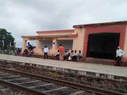 Parli-Miraj Railway stop at Harangul station still closed, three Gram Panchayats took resolution | परळी- मिरज रेल्वेचा हरंगुळ स्थानकावरील थांबा अद्यापही बंद, तीन ग्रामपंचायती सरसावल्या