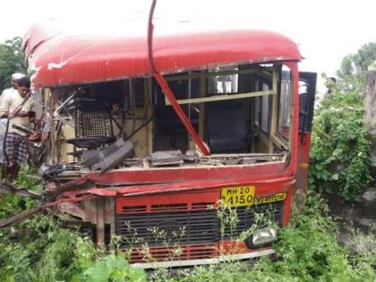 ST bus-truck strikes; 7 passengers injured | एसटी बस-टिप्परची धडक; ७ प्रवासी जखमी