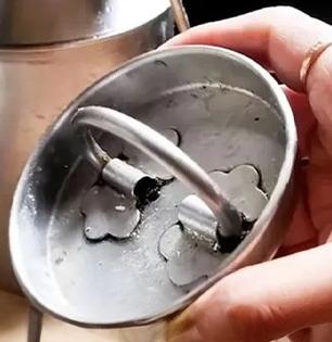 तेलाच्या स्टीलच्या किटलीचं मेणचट झाकण एका मिनिटांत स्वच्छ करण्याचा उपाय, किटली दिसेल नवीकोरी