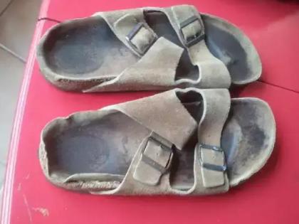 steve jobs worn out birkenstocks sandals sold for rs 1.77 crore | स्टीव्ह जॉब्स यांच्या 'या' सँडल इतक्या कोटींना विकल्या, कारण जाणून तुम्हाला वाटेल आश्चर्य! 