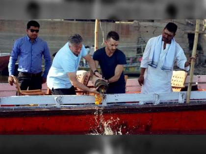 Steve Waugh completes last wish of his friend visits Varanasi to immerse the ashes old photo goes viral again | Steve Waugh, Varanasi Ganga: ऑस्ट्रेलियन माजी क्रिकेटर स्टीव्ह वॉ याने मित्राच्या अस्थींचं गंगेत केलं विसर्जन; जुना फोटो पुन्हा होतोय व्हायरल, कारण...