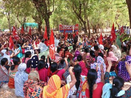 Aggressive Anganwadi workers stage dharna in front of Zilla Parishad Gadchiroli for increased salary | वाढीव मानधनासाठी अंगणवाडी कर्मचारी आक्रमक, जिल्हा परिषदेसमोर दिले धरणे