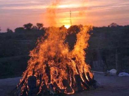 Burying the tradition of widow, the son was cremated; buried patriarchal thoughts | विधवा परंपरेला फाटा देत केले मुलावर अंत्यसंस्कार, बुरसट विचारांना दिली तिलांजली