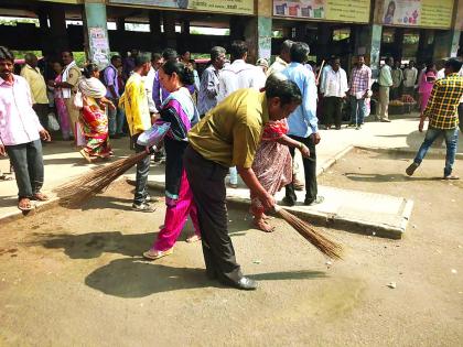 Now every Friday Akola Agro Sanitation Campaign | आता प्रत्येक शुक्रवारी अकोला आगारात स्वच्छता अभियान