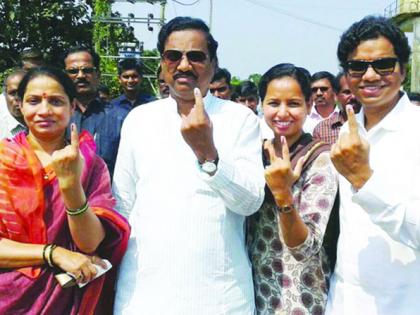 Political family in politics, Sunil Tatkare's family just went out in the campaign! | राजकारणात रंगलय कुटुंब, प्रचारात उतरलेय अवघे सुनील तटकरे यांचे कुटुंब!