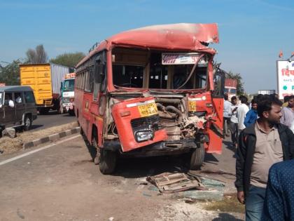 Truck accident: 25 passengers injured | नेवासामध्ये बस - ट्रकचा अपघात : २५ प्रवासी जखमी