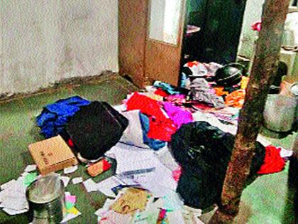 In Solapur, the house of a couple who went to the bank was stolen | पैसे काढायला दाम्पत्य बँकेत आले अन् चोरट्यांनी घर फोडून ७४ हजारांचे दागिने पळवले