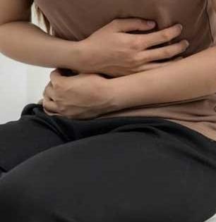 पोटाला हात लावून पाहा, तुमचे पोट कडक लागतेय की मऊ? पचन बिघडलं आहे सांगणारी ही घ्या टेस्ट..