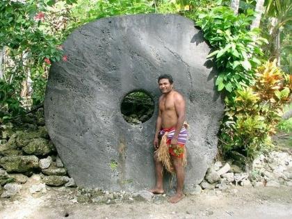 Mystery of yap island where stone coins are still used | या बेटावर आजही वापरली जातात दगडांची नाणी, फार पूर्वीपासून चालू आहे प्रथा