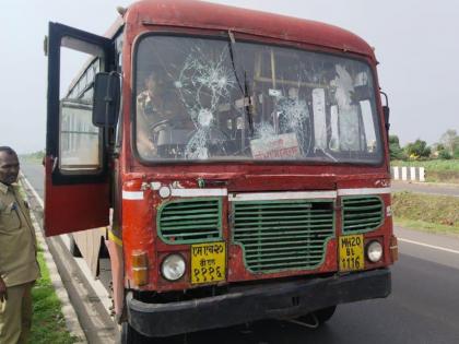 Unknown persons smashed a bus on Dhule-Solapur highway; Buses left under police arrangements | धुळे-सोलापूर महामार्गावर अज्ञातांनी फोडली बस; अंकुशनगर साखर कारखान्याजवळील घटना