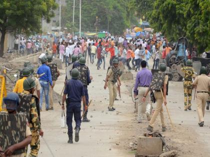 Activists stone pelting at parabhani; Polite lathi charge bt police | परभणीत आंदोलकांची दगडफेक; पोलिसांचा सौम्य लाठीमार