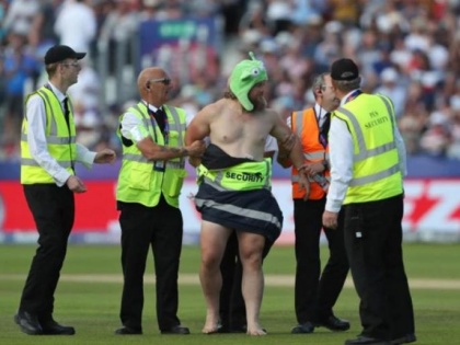 ICC World Cup 2019: The nude person has come on the pitch, video viral | ICC World Cup 2019 : नग्न व्यक्तीने खेळपट्टीवर येऊन केली 'ही' विचित्र गोष्ट, व्हिडीओ वायरल