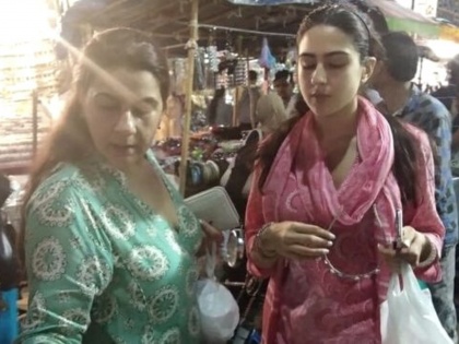 Instead of expensive showrooms, these Bollywood artists are seen doing street shopping, find out about these artists. | महागड्या शोरूमऐवजी बॉलिवूडचे हे कलाकार दिसले स्ट्रीट शॉपिंग करताना, जाणून घ्या या कलाकारांबद्दल