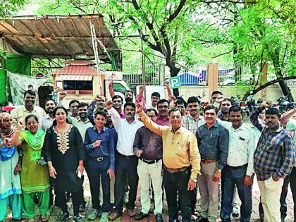 Revenue employee's indefinite strike in Nagpur | नागपुरात महसूल कर्मचाऱ्यांचा बेमुदत संप : जिल्हाधिकारी कार्यालयातील कामे ठप्प