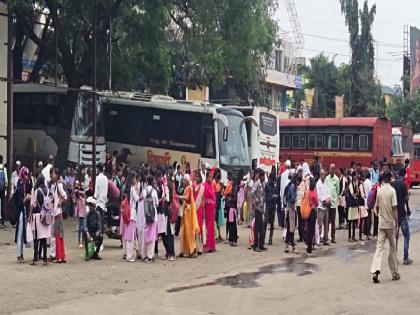 Mixed response to ST employees strike in Satara district, plight of passengers | ST Strike: सातारा जिल्ह्यात एसटी कर्मचाऱ्यांच्या संपाला संमिश्र प्रतिसाद, प्रवाशांचे हाल 