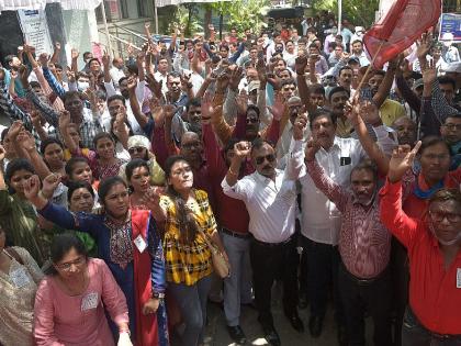 Banks, insurance work halted amid strike against privatization policy | बँक, इन्शुरन्सच्या लॉकडाऊनमुळे कोट्यवधींच्या व्यवसायावर 'निर्बंध'