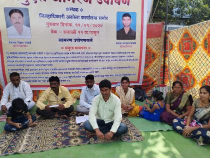 Carry out field work as per approved map Indefinite hunger strike of farmers in Redwa | शेतरस्त्याचे काम मंजूर नकाशानुसार करा; रेडवा येथील शेतकऱ्यांचे बेमुदत उपोषण सुरु