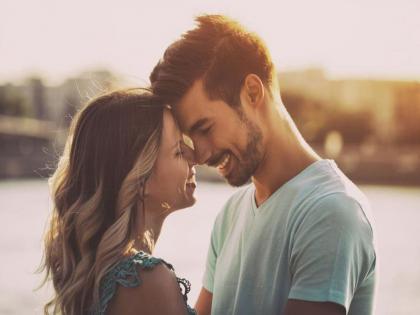 Study says couples who laugh together and tease each other have strong relation | पार्टनरसोबत 'या' गोष्टी करण्याचे फायदे वाचून व्हाल अवाक्, जाणून घ्या कोणत्या...